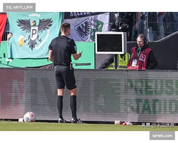 云达不莱梅对阵波鸿的比赛因主队极端球迷抗议高票价而短暂中断,转播信号切换至演播室 云达不莱梅对阵波鸿的比赛因主队极端球迷抗议高票价而短暂中断,转播信号切换至演播室